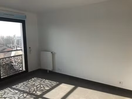 studio + parking boxable immeuble récent
