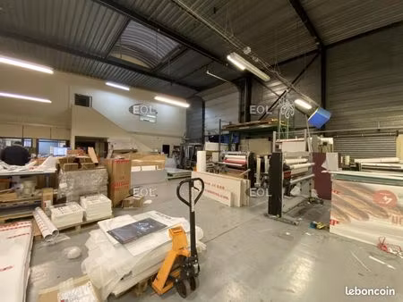 local d'activité 877 m²