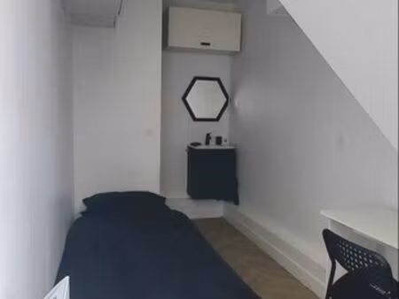 belle chambre de service entièrement rénovée et aménagée à 3' du métro les sablons