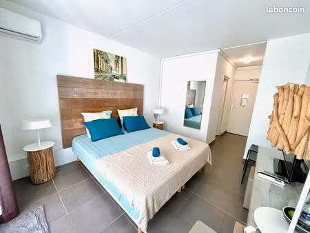 studio meublé 24 m2 sur marina avec citerne  piscine et lave-linge