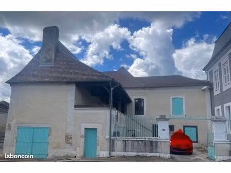 maison de bourg avec balcon et cour