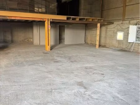 vend droit au bail trets local 300m2 +mezzanine 50 m2 + terrain 1000m2