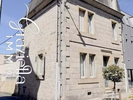 immeuble de caractère avec caves  cour et parkings en centre ville de brive