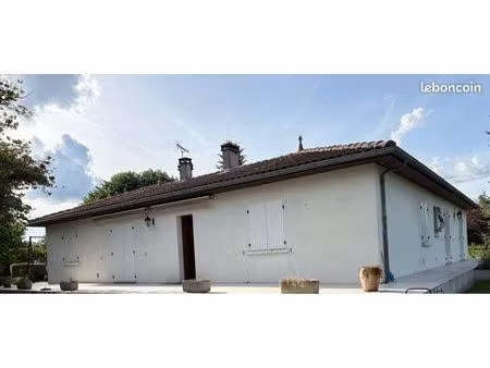 maison individuelle de plein pied avec garage dans un lieu herboré