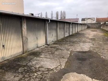 20 garages individuels fermés loués