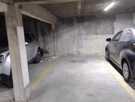 location place de parking couverte