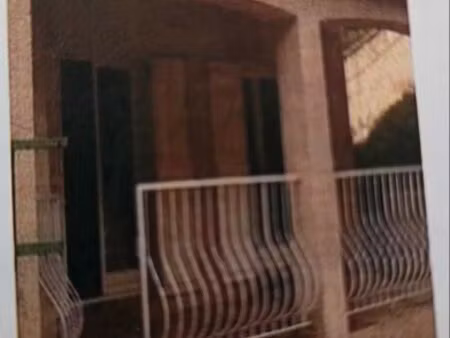 loue maison sur 2 niveaux avec garage et terrasse