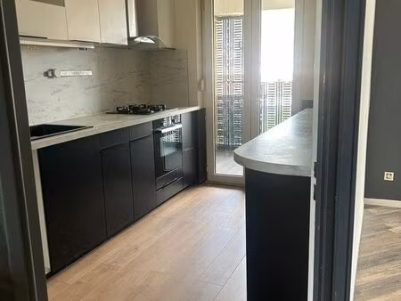 grand t3 disponible avec balcon et garage