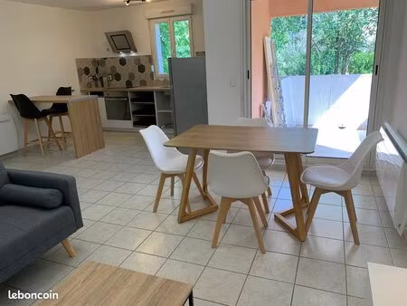 le cannet des maures : appartement meuble 2 pièces 46 m² + terrasse 6 m2 + place de parkin