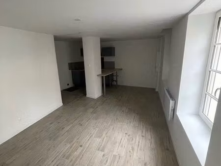 à louer – charmant studio entièrement rénové à jarnac