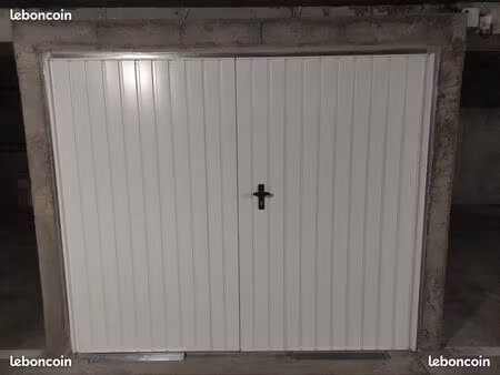 location box / garage fermé & sécurisé / proche aéroport