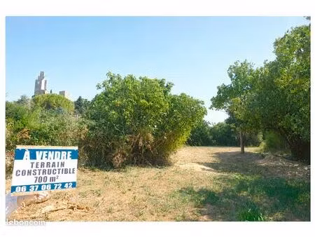 terrain constructible de 700 mètres carrés  vue sur la tour de chamaret  à 5 minutes de gr