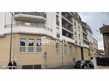 tout proche de la gare  superbe deux piéces avec terrasse et parking intérieur.résidence s