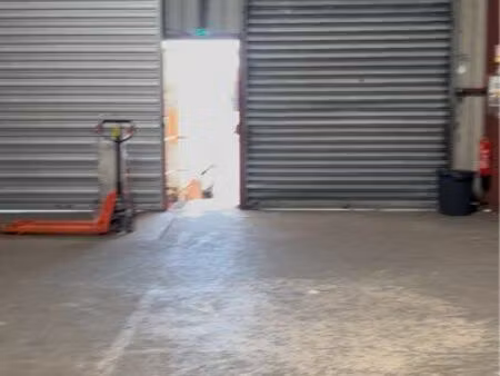 dépôt 450m2 avec postes mise à quai pl