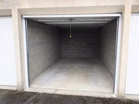 garage / box sécurisé 15m²