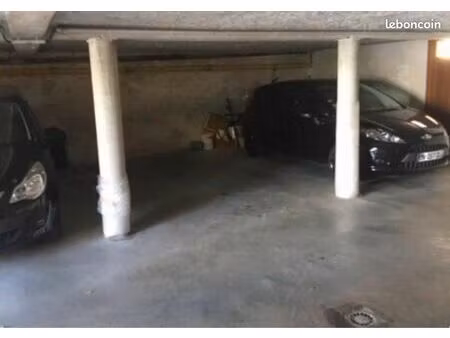 vend place de parking dans garage commun intérieur