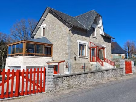 maison en pierres au coeur du bourg