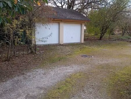 terrain de charme avec garage et entrée privative