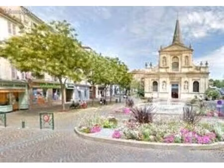 murs de commerce occupés - centre ville de rueil malmaison