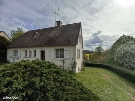 grande maison d’environ 155 m2 sur trois niveaux  6 chambres  construite au début des anné