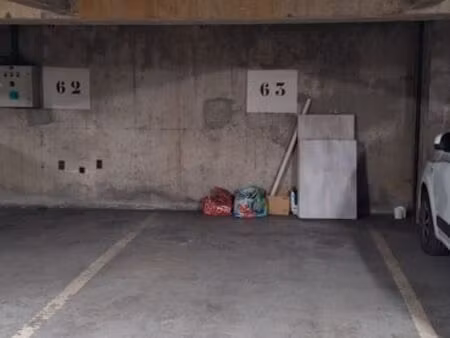 parking sécurisé — face métro charenton-écoles