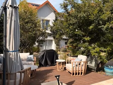 maison des années 30 dans un quartier résidentiel