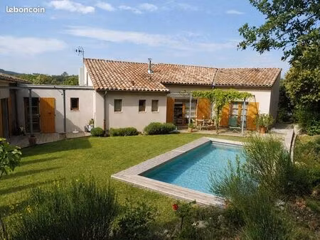 villa d’architecte avec piscine – 190 m² – environnement préservé – rochegude