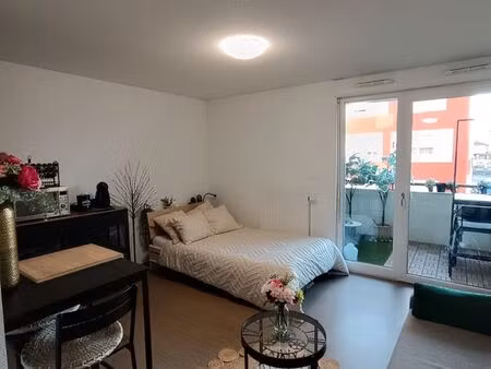 particulier loue studio meublé avec balcon