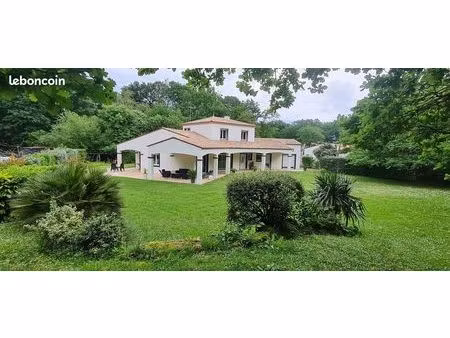 maison d’architecte – 186 m² – terrain paysagé de 2 800 m² – saintes