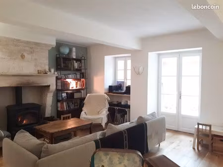 maison avec jardins dans village