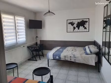 appartement meublé avec balcon et parking privé situé dans résidence et quartier calme sit