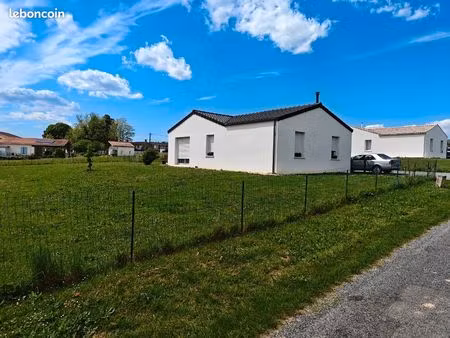 maison neuve sur grand terrain clôturé