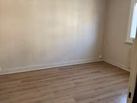 studio 24 m² rénové proche centre-ville gaz et charges compris