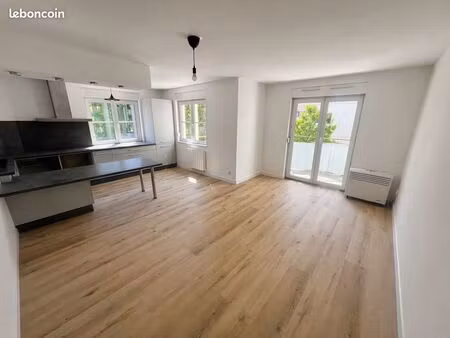 appartement 2 pièces idéalement situé avec balcon et parking