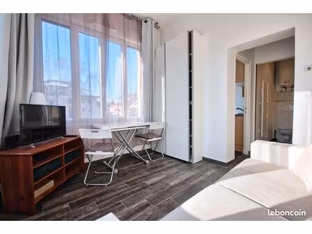 studio meublé 20 m2 avec cuisine séparée