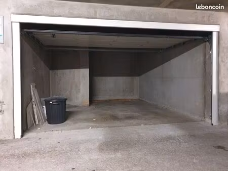 garage fermé 17m2 voiture+moto/vélos