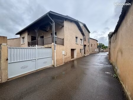 maison 2 niveaux / centre de prissé / 10 minutes de mâcon
