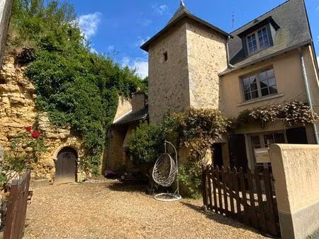 maison de caractère avec tour en pierre