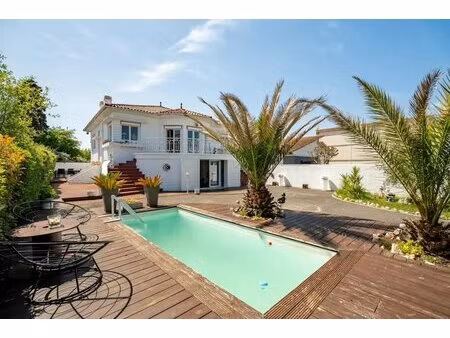 maison de 8 pièces de 210 m² situé à le haillan
