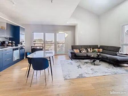 duplex d’exception 4 pièces – 93 m² – terrasse 18 m² – dpe a – voisins-le-bretonneux