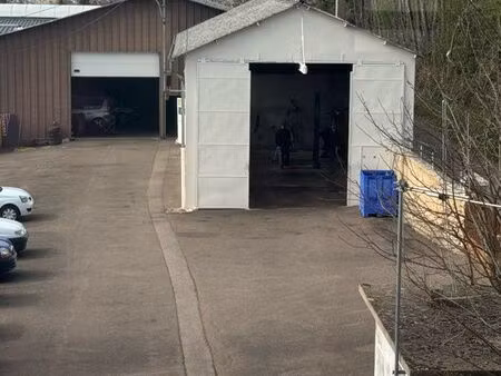 à louer garage + entrepôts + bureaux + sanitaires + cour goudronnée fermée
