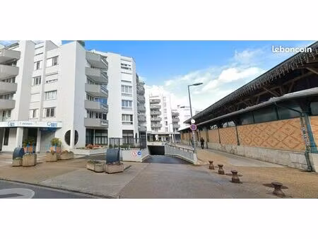 place de parking proche mairie et gare