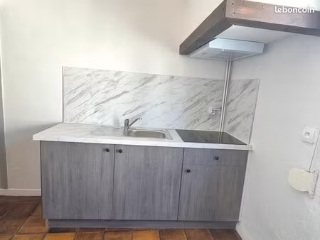 loue à l'année p2 aimargues 46 m2 centre ville