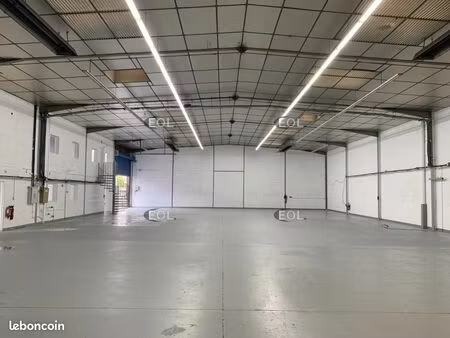 local bureaux 974 m²