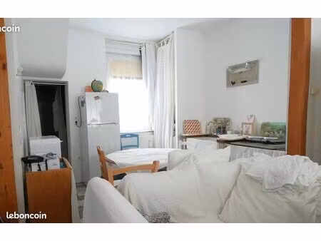 maison offrant un bel espace de vie lumineux  2 chambres  un espace bureau idéal pour le t