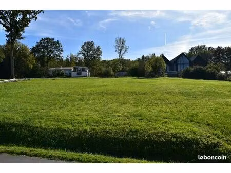 magnifique terrain constructible de 1400 m2 de 30 mètres de façade proche de saint jean le