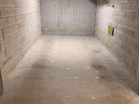 loue pour courte durée garage fermé dans résidence sécurisée adjacente au lac et vieille v