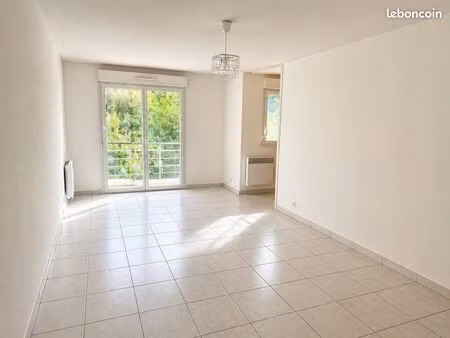 t2 lumineux à quimper avec grand balcon et parking – résidence récente