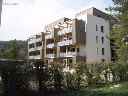 bassens / chambéry sud a louer grand garage dans résidence récente