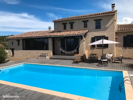 belle villa au calme avec piscine